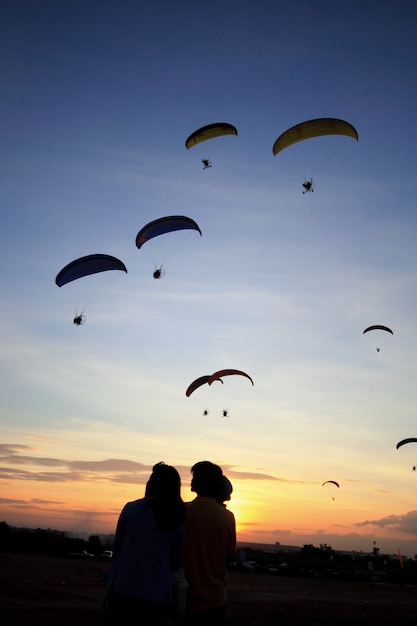 Paramotor of paratrike silhouetten bij zonsondergang Premium Foto