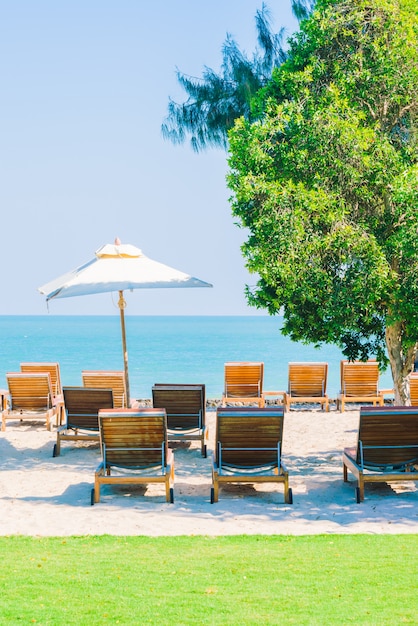 Paraplu zwembad en stoel op het strand Gratis Foto