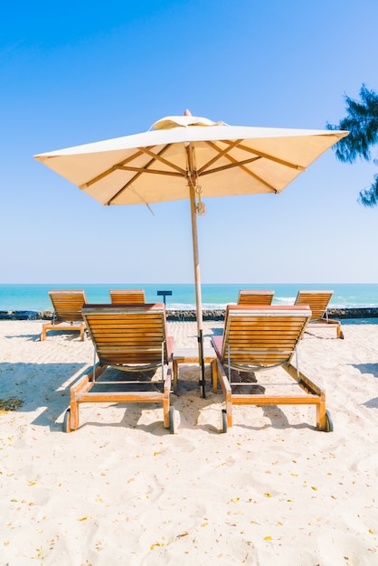 Paraplu zwembad en stoel op het strand Gratis Foto