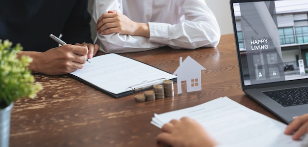 Paren tekenden een contract om een huis van de makelaar te kopen. Premium Foto