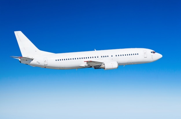 Tijdreeksen In het algemeen Met andere bands Passagier wit vliegtuig op het zijaanzicht, vliegt op een vlucht niveau  hemel. | Premium Foto