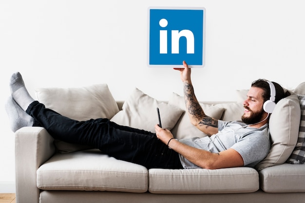 Persoon met een linkedin-pictogram Gratis Foto