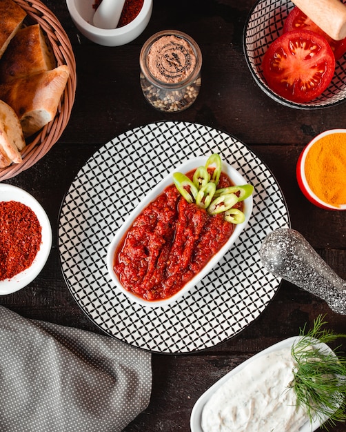 Pittig traditioneel adjika bovenaanzicht Gratis Foto