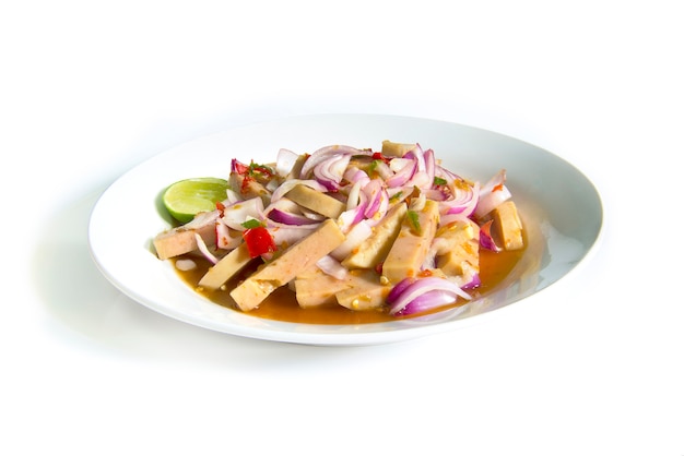 Pittige salade met gefermenteerde varkensworst en chilipasta. thais voedsel op schotel die op witte achtergrond wordt geïsoleerd Premium Foto