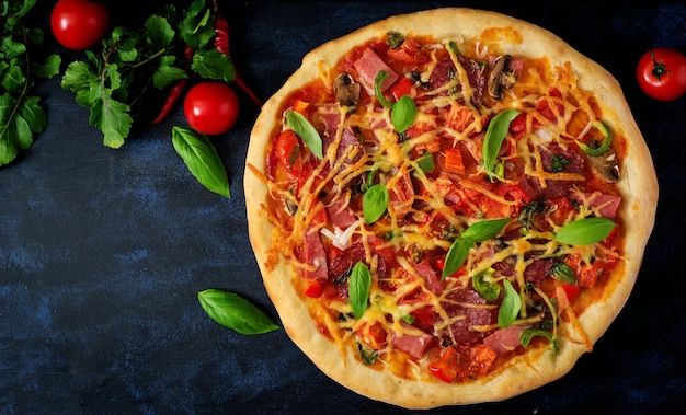 Pizza Met Salami Ham Tomaat Kaas En Champignons Foto Premium Download