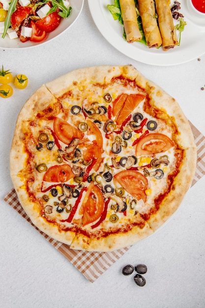 Pizza Met Tomaten Champignons En Olijven Gratis Foto