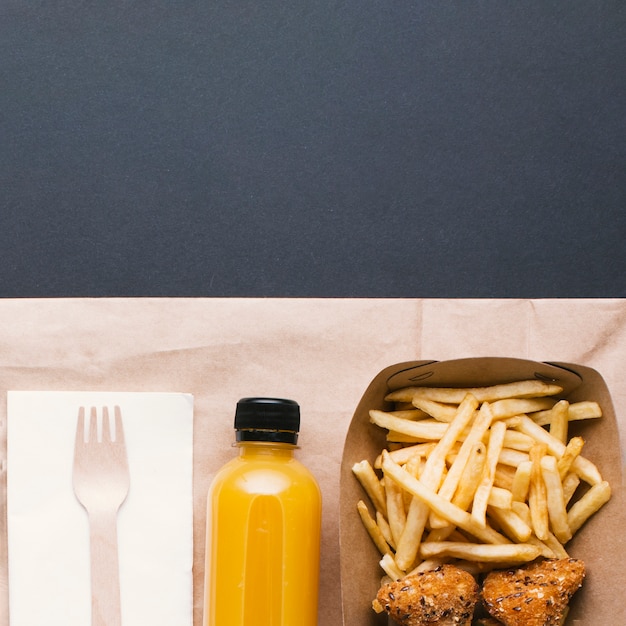 Plat lag arrangement met voedsel en water Gratis Foto