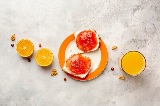Plat lag assortiment met gelei en sap op stucwerk achtergrond Gratis Foto