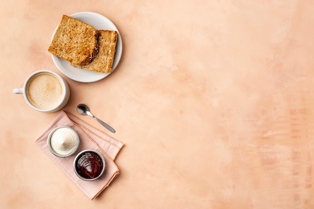 Plat lag frame met lekker eten en oranje achtergrond Gratis Foto
