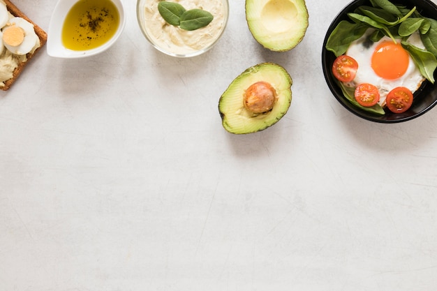 Plat lag gebakken ei in pan tomaten en avocado met kopie ruimte Gratis Foto