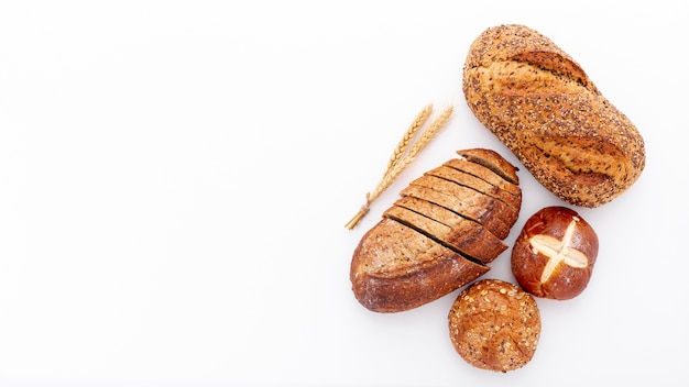 Plat lag verscheidenheid aan vers gebakken brood en kopie ruimte Gratis Foto