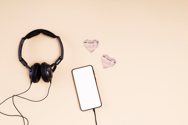 Plat leggen smartphone sjabloon met muziek concept Gratis Foto