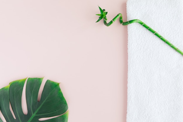 Plat leggen van spa concept met witte handdoek, bamboe en palmblad, spa met een ruimte voor een flatlay tekst Premium Foto