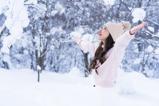 Portret jonge mooie aziatische vrouw glimlach gelukkig reizen en genieten met sneeuw winterseizoen Gratis Foto