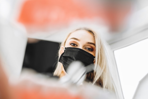 Portret van de vrij jonge vrouwelijke tandarts in een tandkliniek. Premium Foto