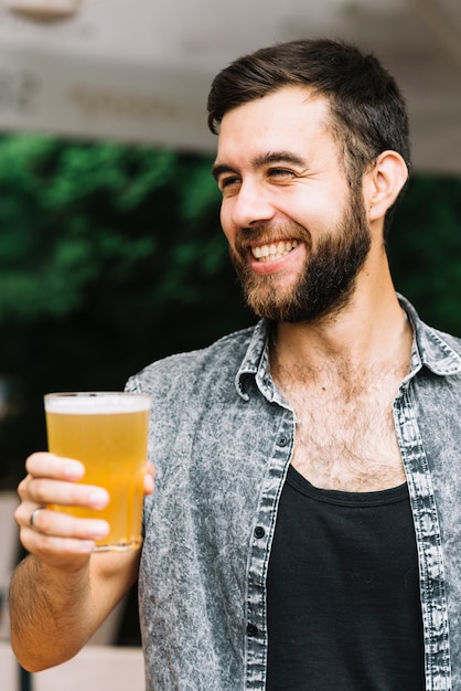 Gratis Foto Portret Van Een Gelukkig Man Genieten Van Het Glas Bier