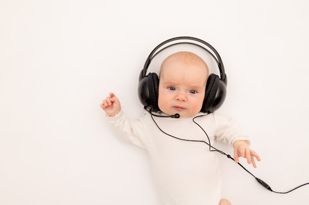 mentaal lelijk breng de actie Portret van een kind met een koptelefoon. blijf thuis, coronavirus 19. baby  6 maanden naar muziek luisteren. | Premium Foto