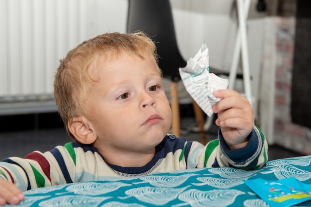 Portret van een kind van twee jaar oud Premium Foto