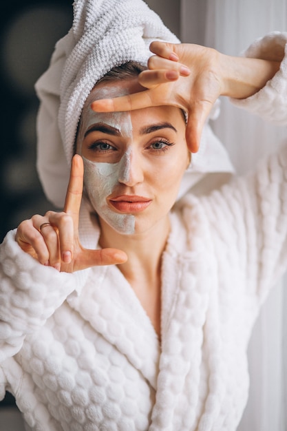 Portret van een vrouw met een gezichtsmasker half gezicht Gratis Foto