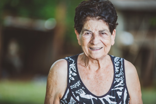 Portret van glimlachende mooie bejaarde in openlucht Premium Foto