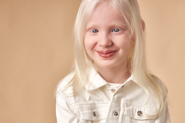 Menstruatie Schurk Janice Portret van het meisje van het albinokind met witte huid en wit haar |  Premium Foto
