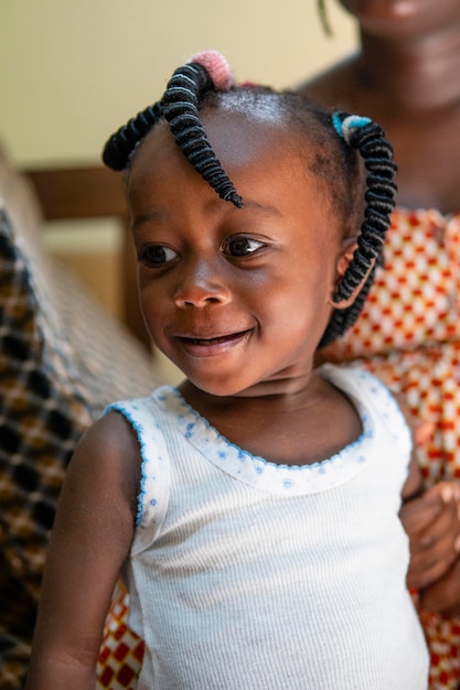 Verpletteren knijpen Transparant Portret van schattig klein zwart meisje | Gratis Foto