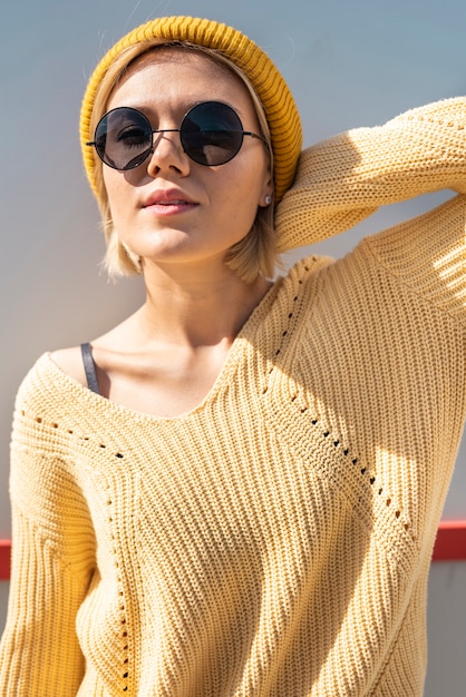 Portret van vrouw die van zon geniet Gratis Foto