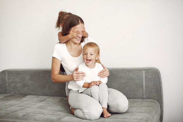 Prachtige familie tijd doorbrengen in een badkamer Gratis Foto