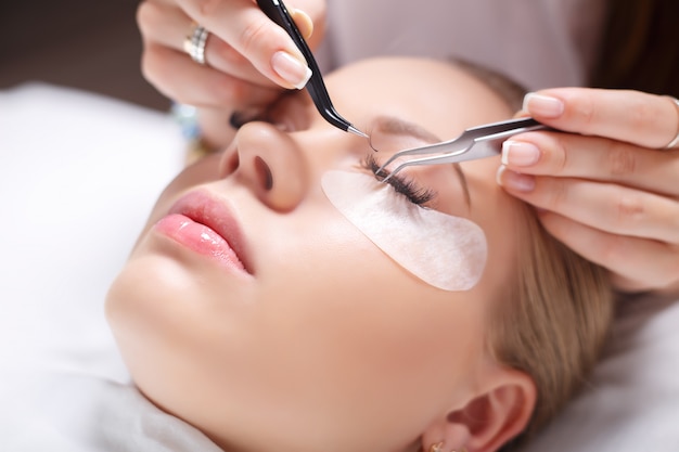 Procedure voor het verlengen van wimpers. vrouw oog met lange wimpers. wimpers, close-up, geselecteerde focus. Premium Foto