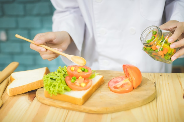 Professionele chefkoks met een michelinster koken en bereiden het