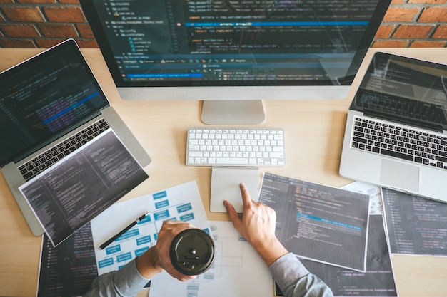 Professionele ontwikkelaar programmeur werkt een software website-ontwerp en coderingstechnologie, het schrijven van codes en database in het kantoor van het bedrijf, wereldwijde cyberverbindingstechnologie Premium Foto