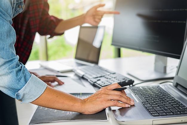 Programmeur die werkt in softwareontwikkeling en coderingstechnologieën. Premium Foto