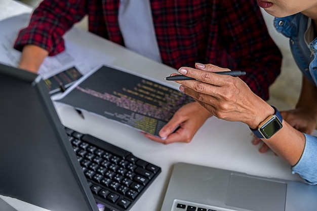 Programmeur die werkt in softwareontwikkeling en coderingstechnologieën. Premium Foto