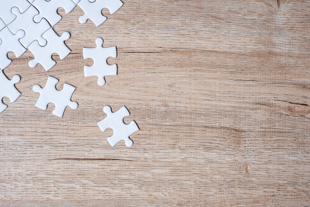 Spiksplinternieuw Puzzelstukjes op houten tafel achtergrond | Premium Foto RU-57