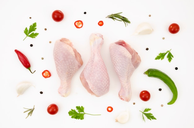 Rauwe kippen delen met verschillende ingrediënten Gratis Foto