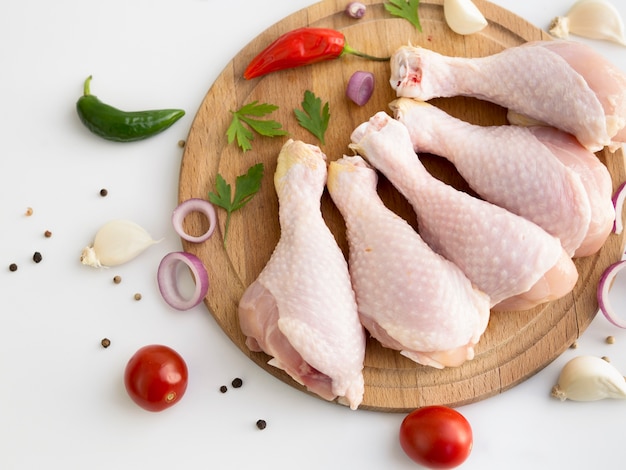 Rauwe kippen delen met verschillende ingrediënten Gratis Foto