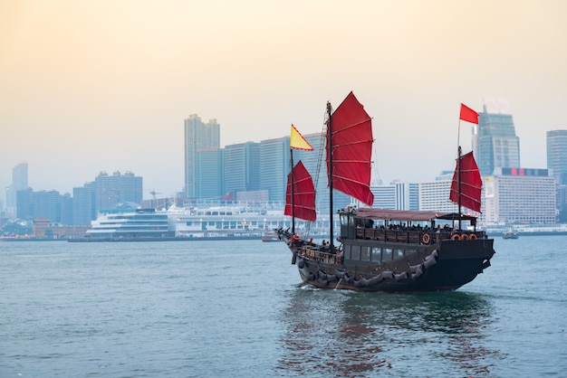 Reizen in hong kong, traditionele houten zeilboot vaart door in victoria. Premium Foto