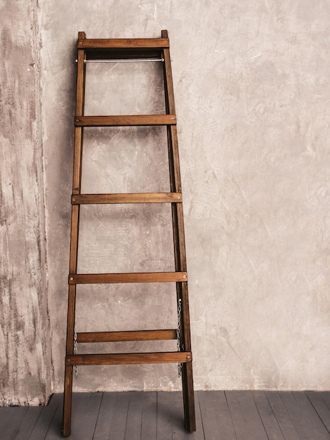 Renovatie appartement. houten ladder in lege ruimte Gratis Foto