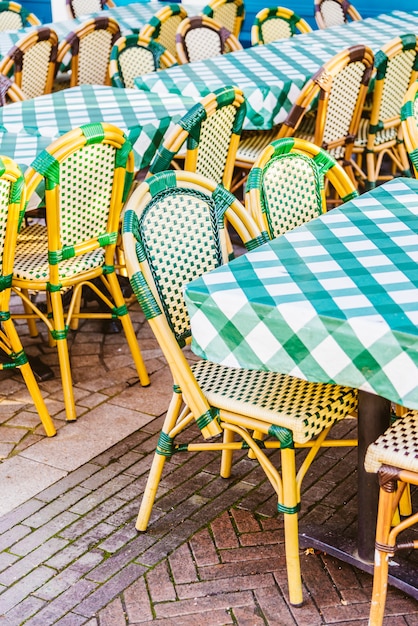 Restaurant buiten met tafel en stoel Gratis Foto