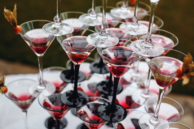 Rijen champagneglazen met kleurencocktails Premium Foto