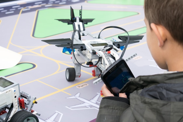 Robotica lessen. jongens en meisjes bouwen en programmeren code Premium Foto
