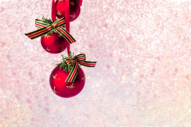 Rode ballen op onscherpe achtergrond van kerstmis met lichten bokeh. Premium Foto