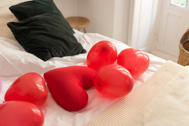 Rode Ballonnen En Hartvormige Kussen Op Bed Gratis Foto