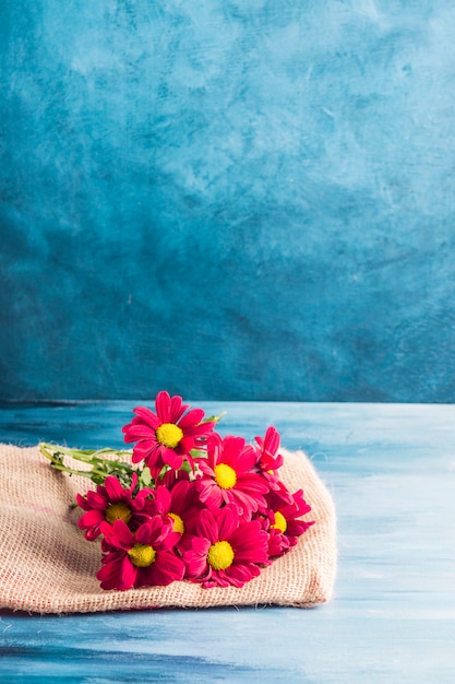 Rode bloemen op canvas op tafel Gratis Foto