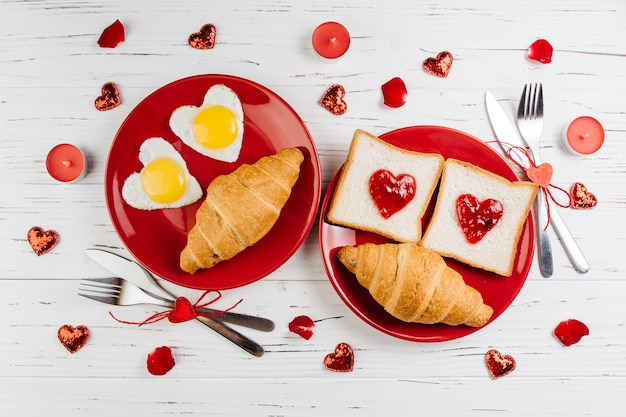 Romantisch ontbijt op houten tafel