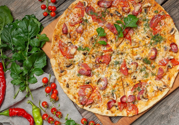 Ronde Pizza Gebakken Met Rookworst Champignons Tomaten Kaas En Rucola Premium Foto