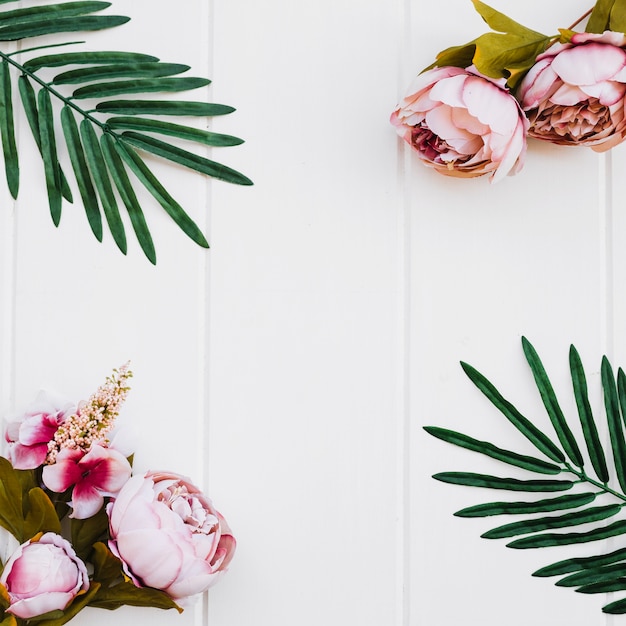 rozen en planten op witte houten achtergrond Gratis Foto rozen en planten op witte houten achtergrond Gratis Foto