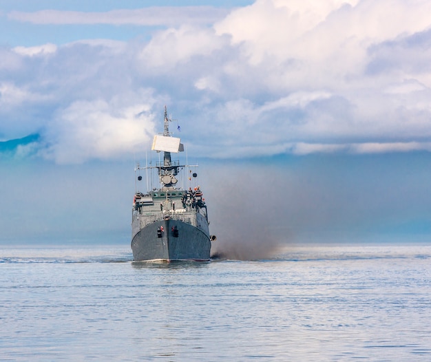 Russisch oorlogsschip dat langs de kust gaat Premium Foto