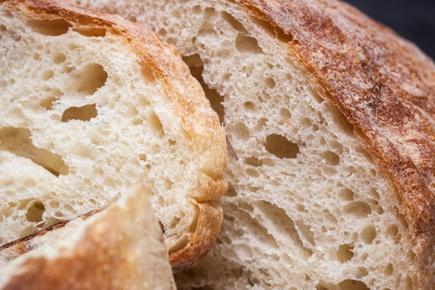 Rustiek brood op houten tafel. donker houten Gratis Foto