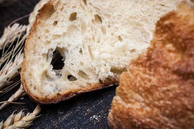 Rustiek brood op houten tafel. donkere houten achtergrond Gratis Foto